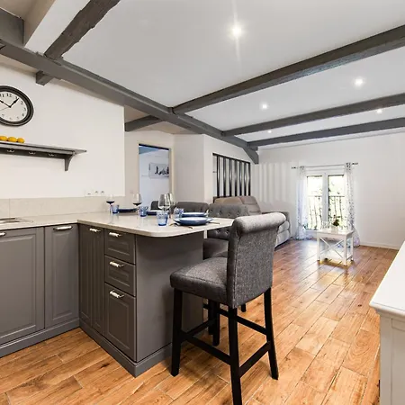 Garavan - 3 Pieces 아파트